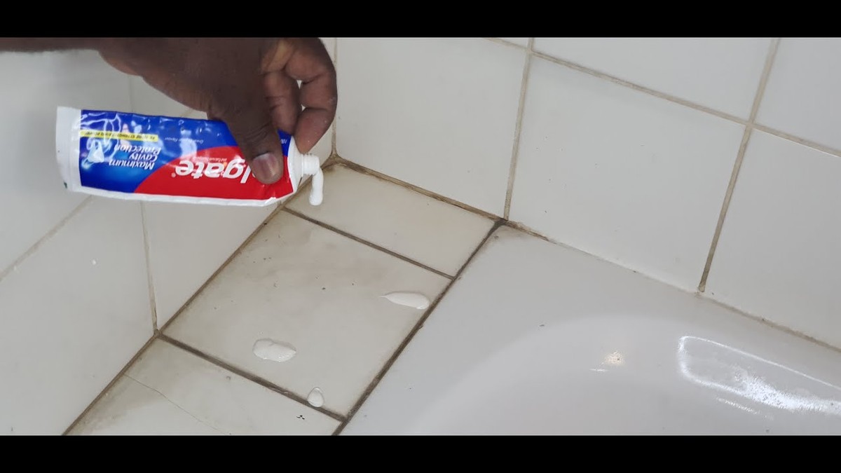 Zahnpasta auf Fliesen? Warum Handwerker diesen Trick kennen, aber nicht verraten
