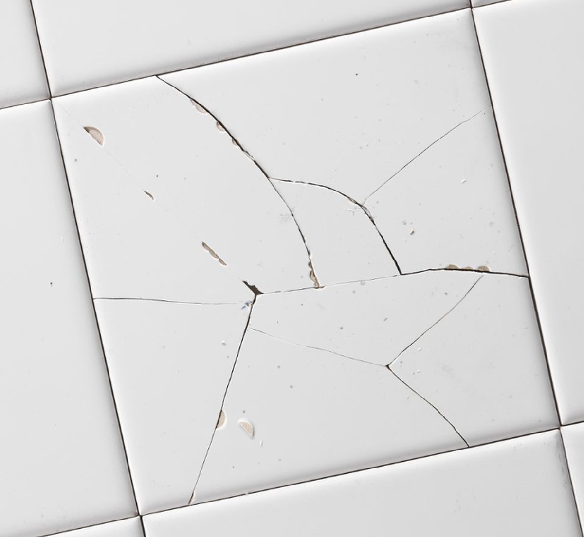 Zahnpasta auf Fliesenrissen: Der Trick, den Handwerker kennen - image 1