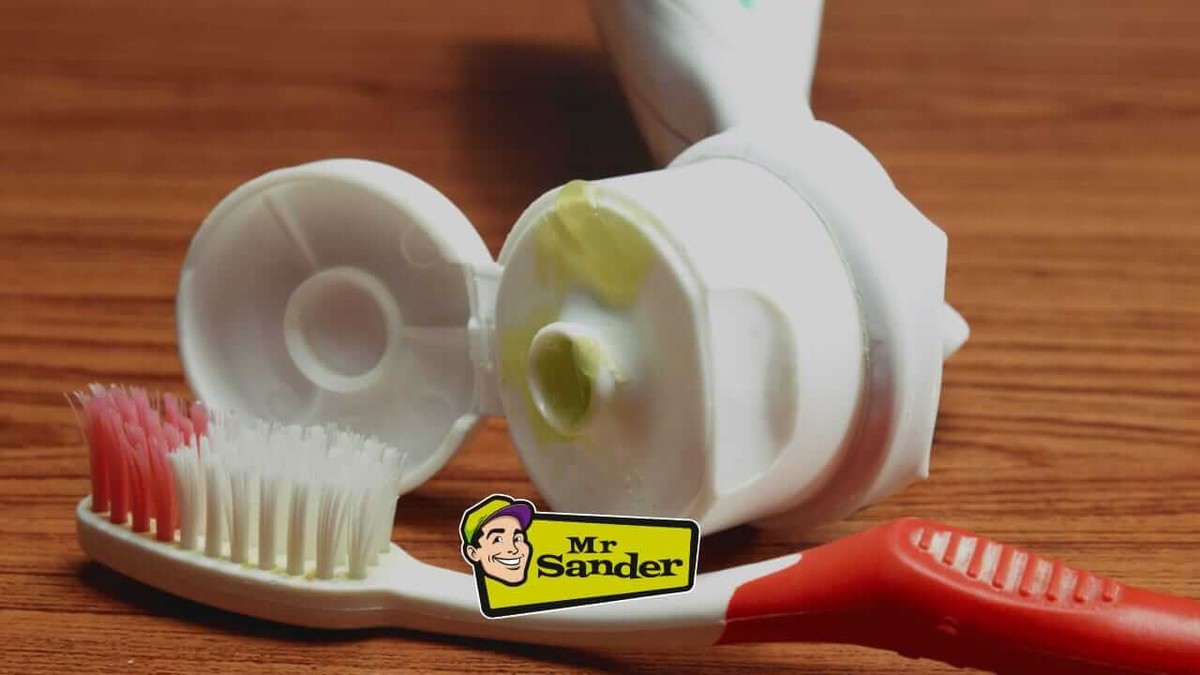 Zahnpasta auf Kratzer? Das Geheimnis, das Möbel wie neu aussehen lässt