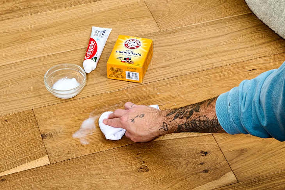 Zahnpasta auf Kratzer im Parkett: Der 2-Euro-Trick, den Handwerker kennen - image 2