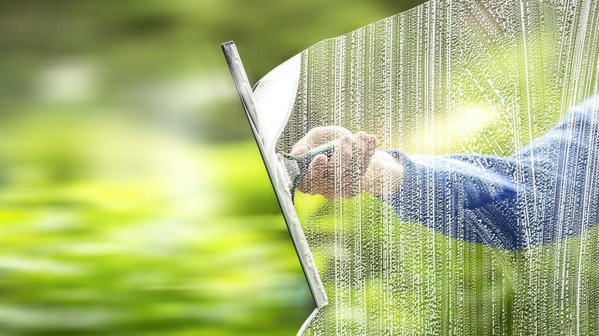 Zeitungspapier statt Tücher: Wie Sie Fenster streifenfrei putzen - image 2