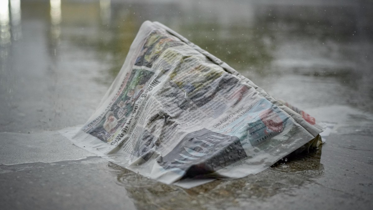 Zeitungspapier unterm Bett: Das jahrhundertealte Geheimnis gegen Feuchtigkeit