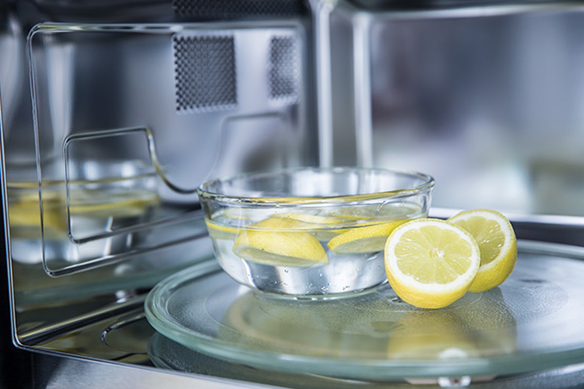 Zitronenschalen in der Mikrowelle: Die natürliche Reinigung, die Chemikalien ersetzt