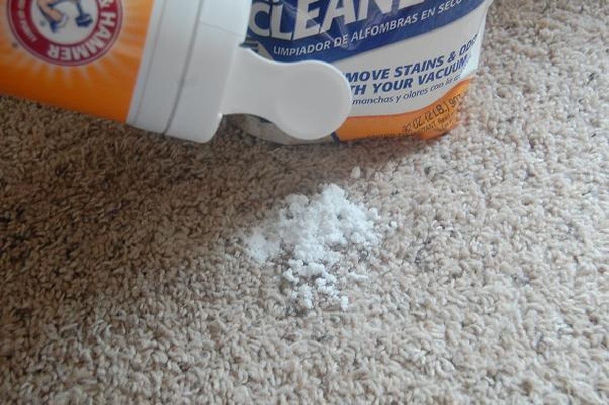 Backpulver auf dem Teppich: Der 5-Minuten-Trick gegen Gerüche - image 1