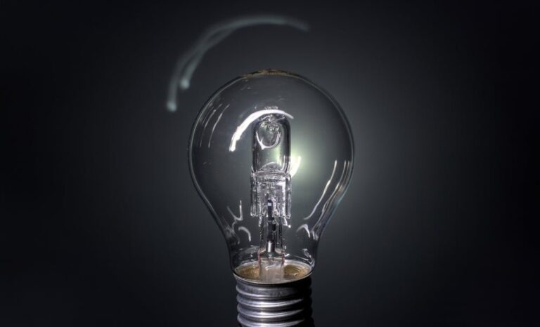 Elektriker warnen: Diese eine Lampe kostet dich hundert Euro pro Jahr