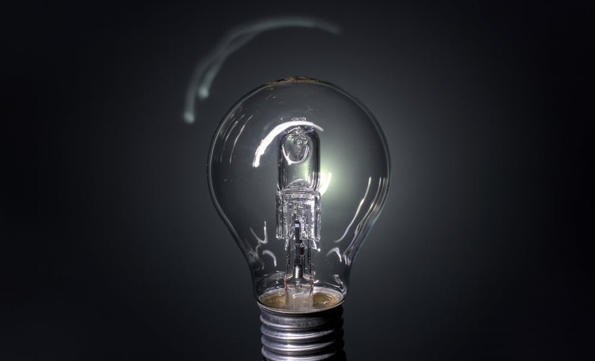 Elektriker warnen: Diese eine Lampe kostet dich hundert Euro pro Jahr