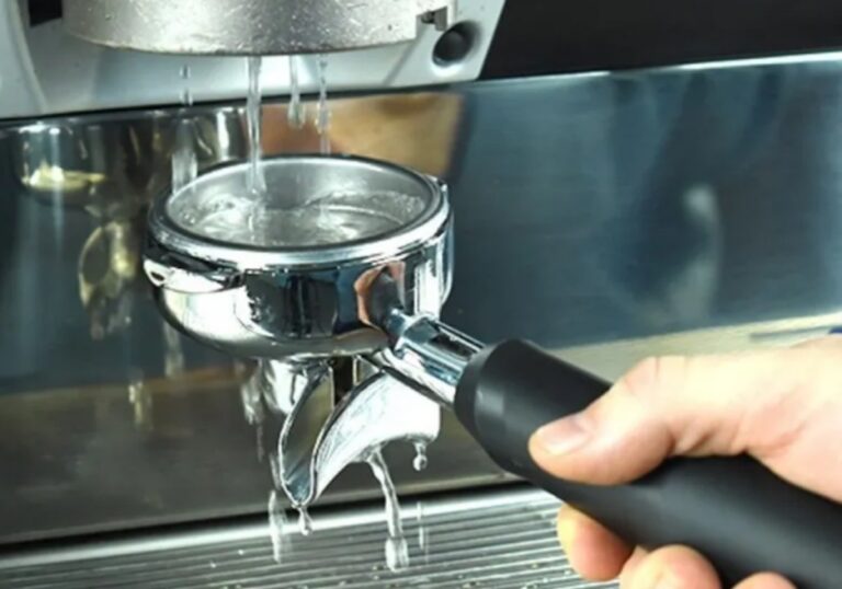 Essig im Kaffeewasser: Warum Ihre Maschine 40% länger hält