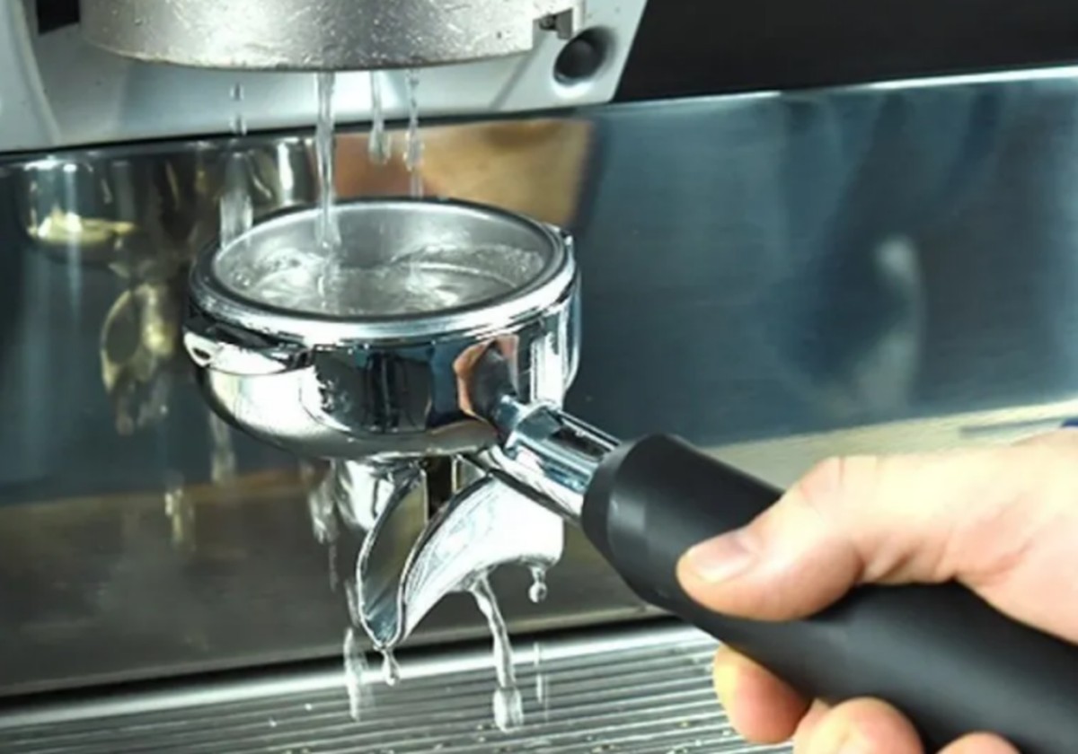 Essig im Kaffeewasser: Warum Ihre Maschine 40% länger hält