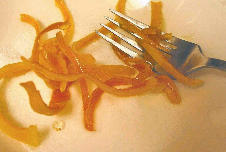 Orangenschalen in der Mikrowelle: Das Geheimnis für strahlend saubere Oberflächen