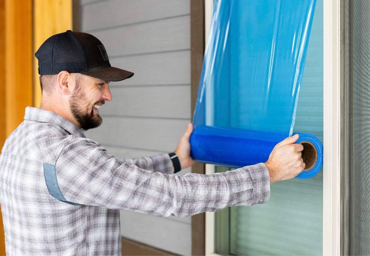 Plastikfolie über die Fensterrahmen – Ein Trick, den Handwerker kennen - image 2