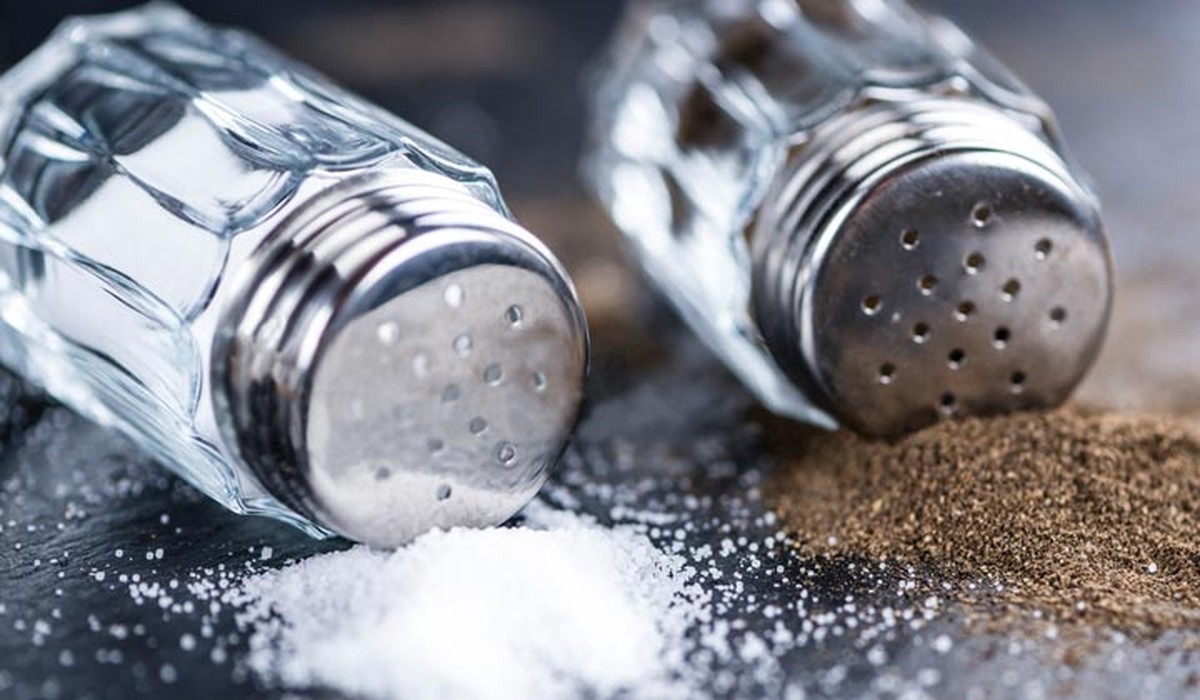 Salzstreuer mit Zahnbürste reinigen – der Trick gegen Kalkablagerungen