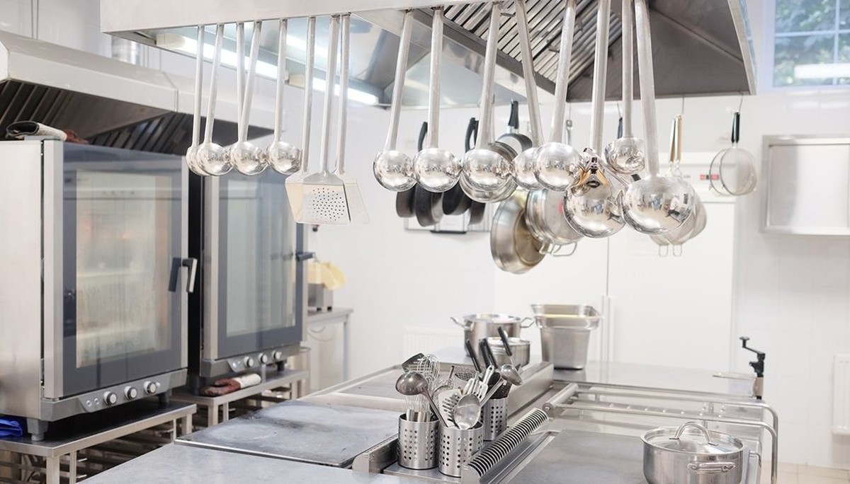 Salzstreuer mit Zahnbürste reinigen – der Trick gegen Kalkablagerungen - image 2