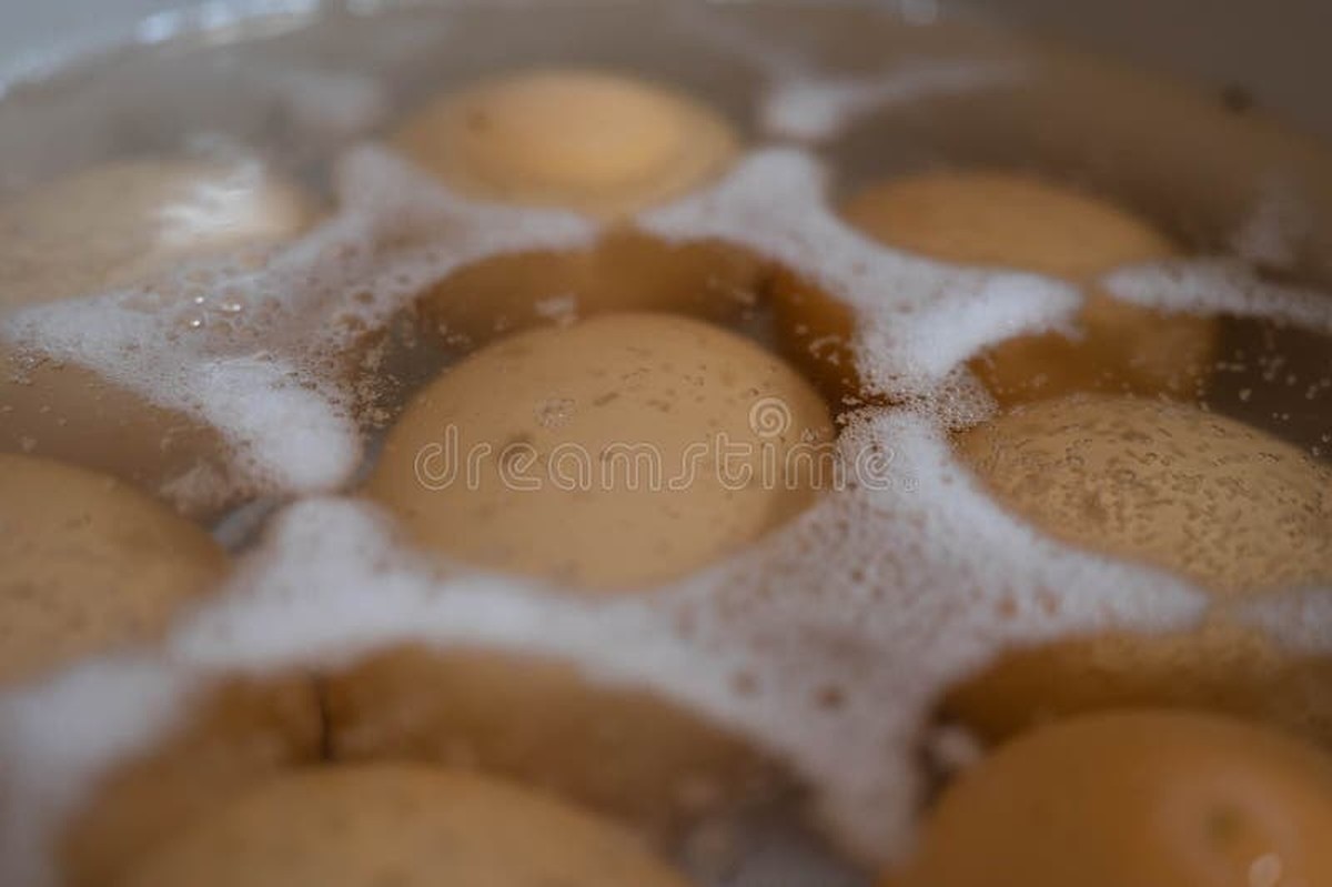 Warum Köche IMMER Essig ins Kochwasser für Eier geben - image 2
